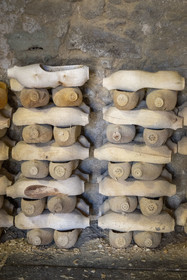 France, Nièvre (58), Parc naturel régional du Morvan, Gouloux, établissement Marchand (scierie, saboterie et boissellerie), sabots en bois de bouleau dans l'atelier de la saboterie