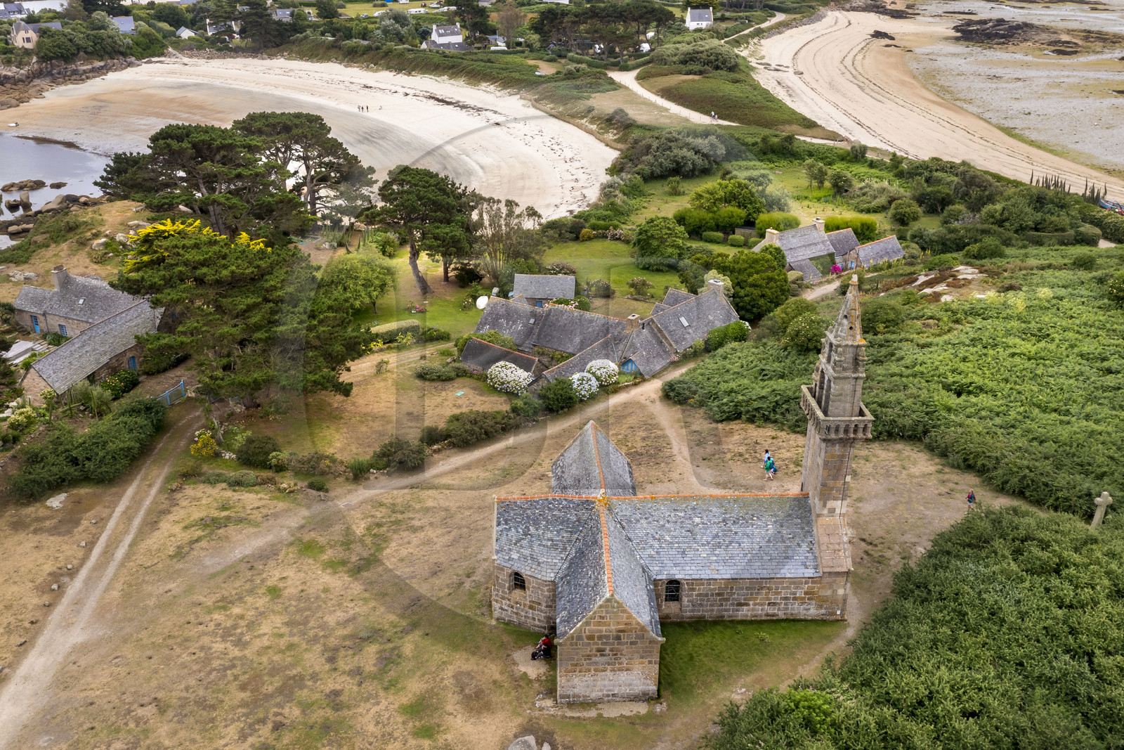 France, Finistère (29), Baie de Morlaix, Carantec, Ile Callot, la chapelle Notre Dame de Callot fondée en l'an 513 (vue aérienne)