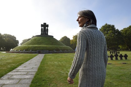 France, Calvados (14), La Cambe, Cimetière militaire allemand de la deuxième guerre mondiale, Marie Annick Wieder conservatrice du cimetière