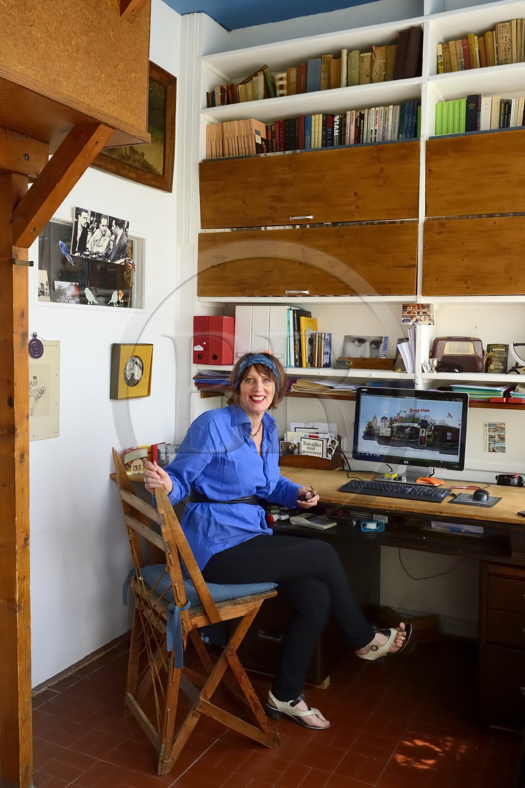 Paris (75), Cité Véron au 94 Bd de Clichy, appartement de Boris Vian, Nicole Bertolt qui gère le souvenir et l'oeuvre de Vian assise sur la chaise en équerres pointues imaginée et fabriquée par Vian qui ne trouvait pas de chaise à sa taille