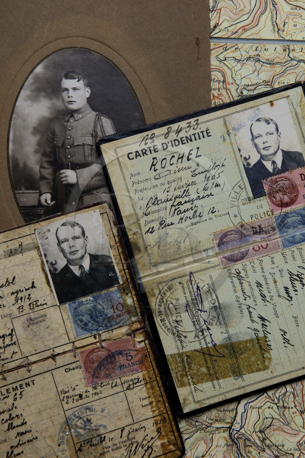 France, Bas-Rhin (67), chemin des passeurs au Donon sur la trace de la filière d'évasion du Rehtal, Schirmeck, cartes d'identité vraie et fausse du passeur Hubert Ledig