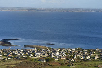 France, Finistère (29), parc naturel régional d'Armorique, mer d'Iroise, Ile de Molène dans l'Archipel de Molène et la côte ouest du Finistère en arrière plan (vue aérienne)