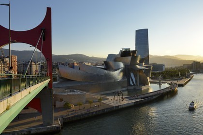 Espagne, Biscaye, Pays Basque espagnol, Bilbao, le musée Guggenheim  de l'architecte Frank Gehry et Pont de La Salve avec l'installation de l'artiste français Daniel Buren Les Arches Rouges en premier plan
