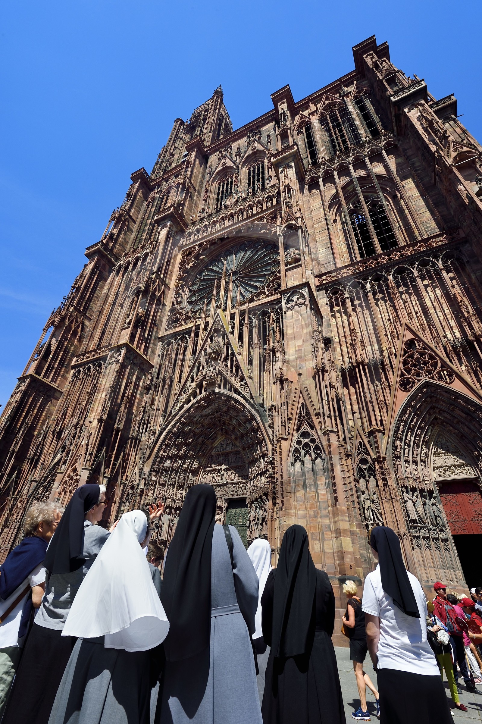 France, Bas-Rhin (67), Strasbourg, vieille ville classée au Patrimoine Mondial de l'UNESCO, la cathédrale Notre-Dame, religieuses au pied de la facade occidentale