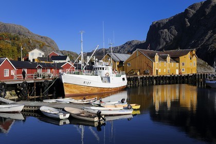 Norvège, Nordland, Iles Lofoten, Ile de Flakstadoy, le port du village restauré de Nussfjord