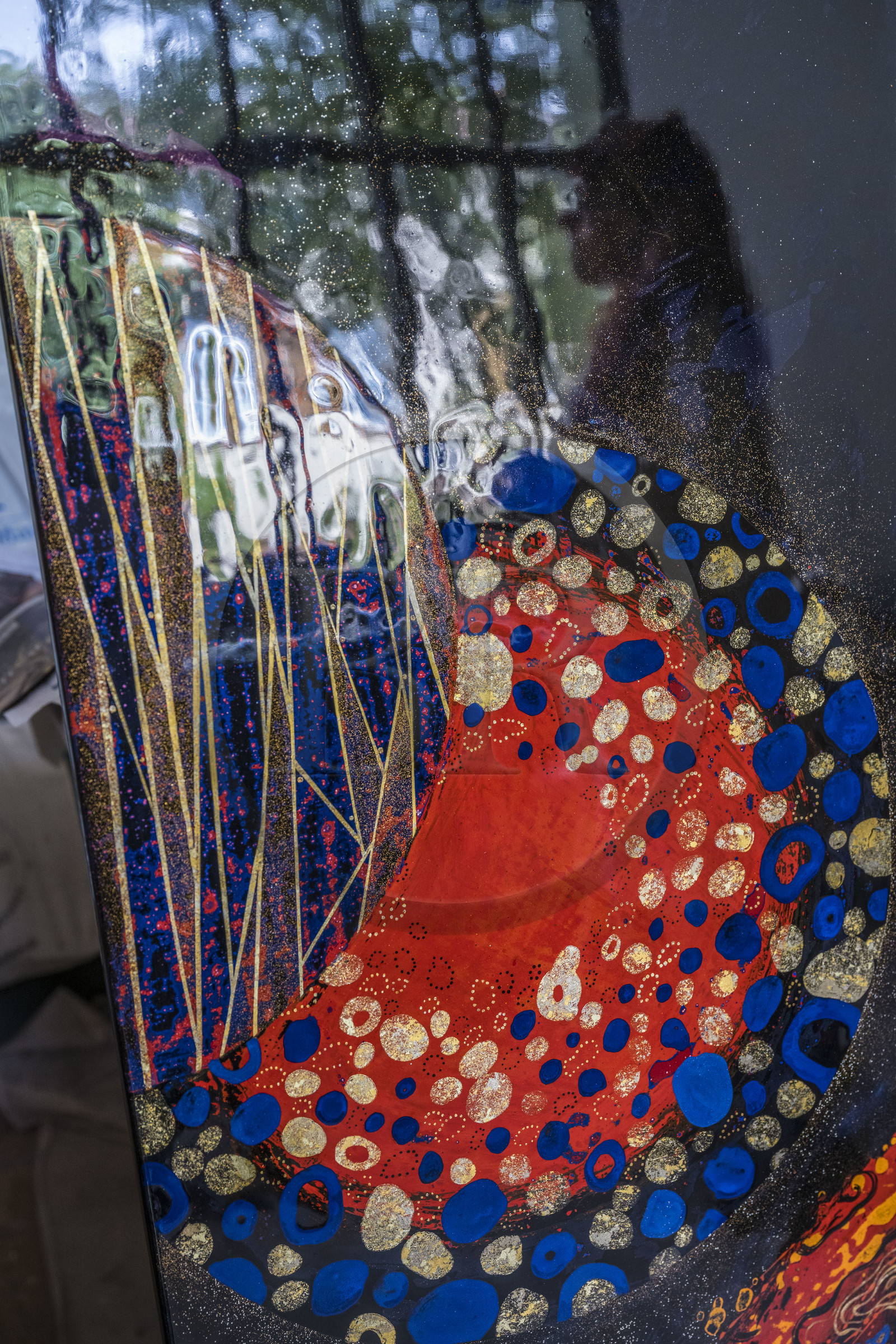 France, Hauts-de-Seine (92), Colombes, l'artiste et laqueur Isabelle Emmerique dans son atelier