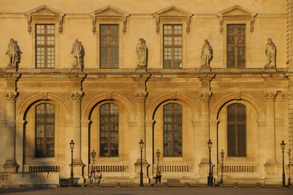 France, Paris (75), dans la cour du Louvre