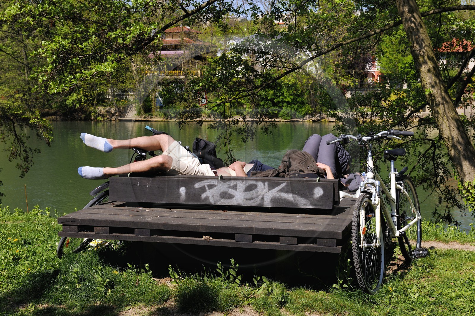 France, Val-de-Marne (94), les bords de Marne, la promenade de Polangis à Champigny-sur-Marne, le repos des cyclistes France, Val-de-Marne (94), les bords de Marne, la promenade de Polangis à Champigny-sur-Marne, le repos des cyclistes