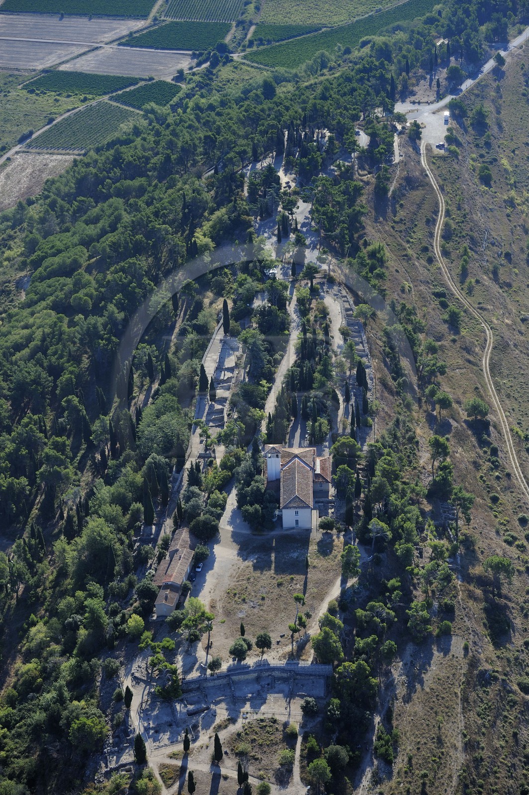 France, Hérault (34), Nissan-lez-Ensérune, l' oppidum d'Ensérune est un site archéologique comprenant les vestiges d'un village antique entre le VIe siècle av. J.-C. et le Ier siècle après J.-C. (vue aérienne)