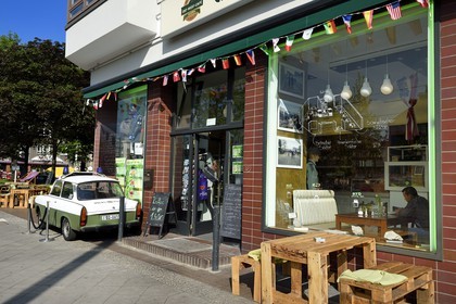 Allemagne, Berlin, Bernauer Strasse, le Ost-West Café avec une voiture Trabant de la Volks Polizei