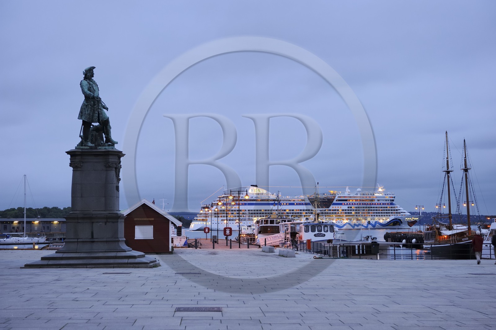 Norvège, Oslo, statue du héros naval Peter Jansen Wessel alias Tordenskjold sur le port Norvège, Oslo, statue du héros naval Peter Jansen Wessel alias Tordenskjold sur le port