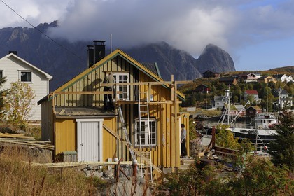 Norvège, Nordland, Iles Lofoten, ile de Moskenesoy, rénovation d'une maison en bois dans le village de pêcheurs de Reine