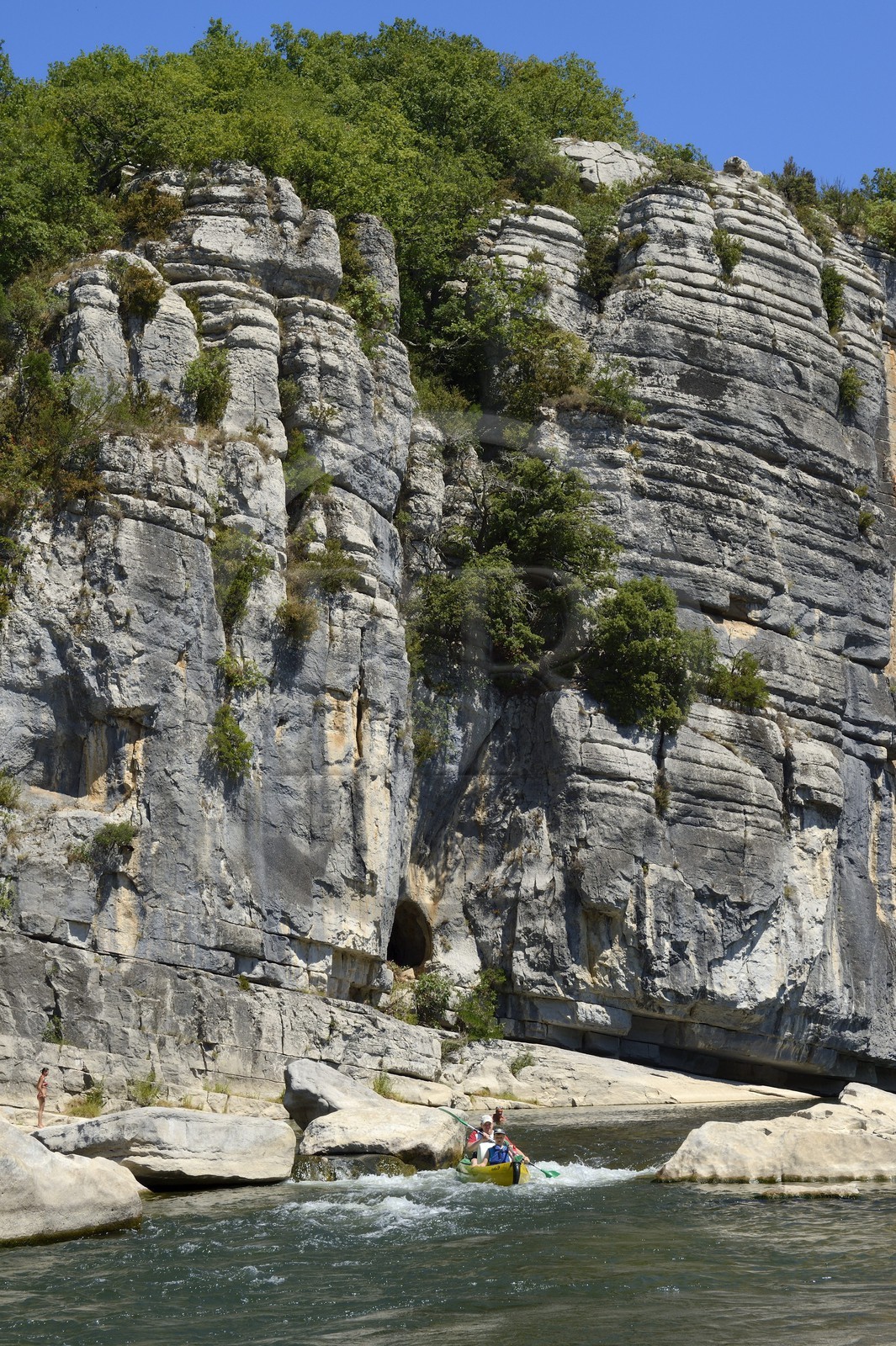 France, Ardèche (07), Ruoms, kayaks descendant la rivière Ardèche dans les défilés de Ruoms à Pradons, le cirque de Giens