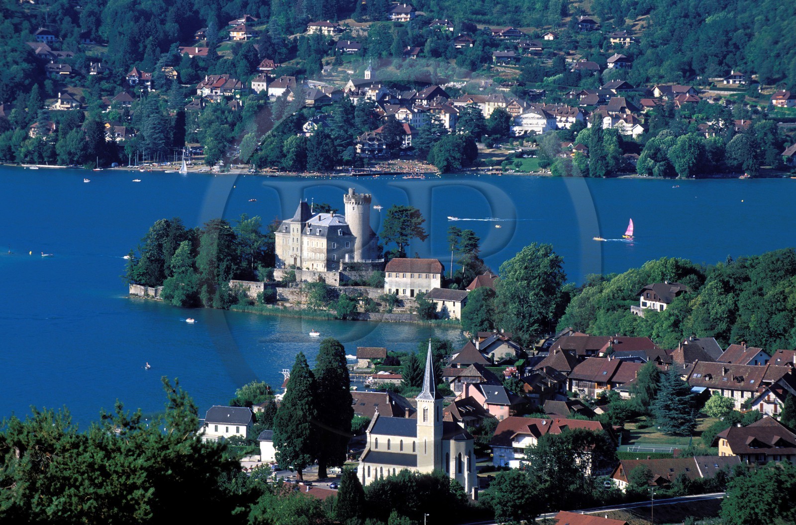 France, Haute-Savoie (74), Duingt, le château et le village depuis les hauteurs du lac d'Annecy