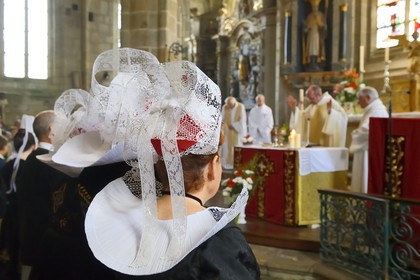 France, Finistère (29), Locronan, labellisé Les Plus Beaux Villages de France, église Saint-Ronan, cérémonie religieuse qui précède la procession de la Troménie