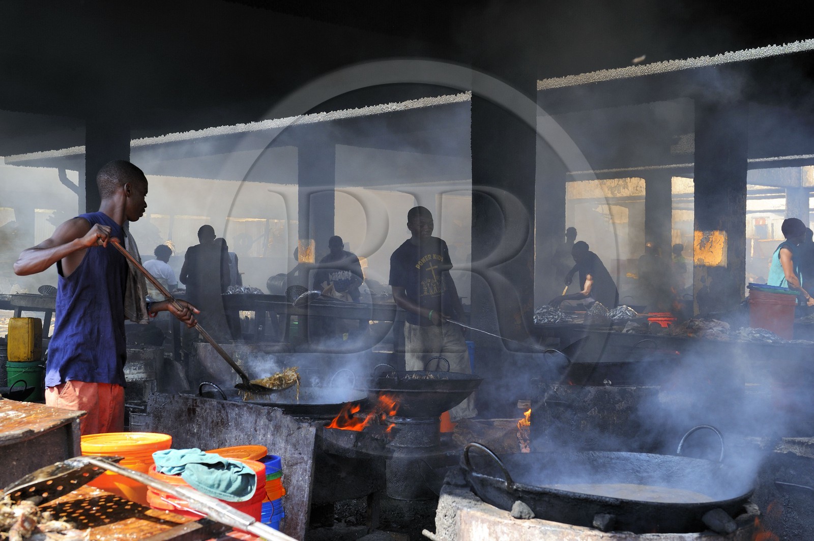 Tanzanie, Dar es-Salaam, marché aux poissons de Kivukoni, on fait frire les poissons dans des vasques métalliques abondamment remplies d'huile avant de le revendre à travers la ville