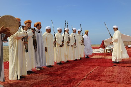 Maroc, région de l'Oriental, danse et musique traditionnelle la Reggada sur une plage