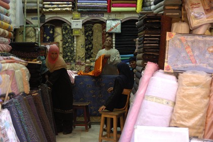 Egypte, Haute Egypte, vallée du Nil, Louxor, le nouveau souk, marchand de tissus