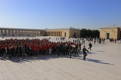 Turquie, Anatolie centrale, Ankara, soldats déposant une gerbe pour les supporters du club de football du Galatasaray au mausolée d'Atatürk