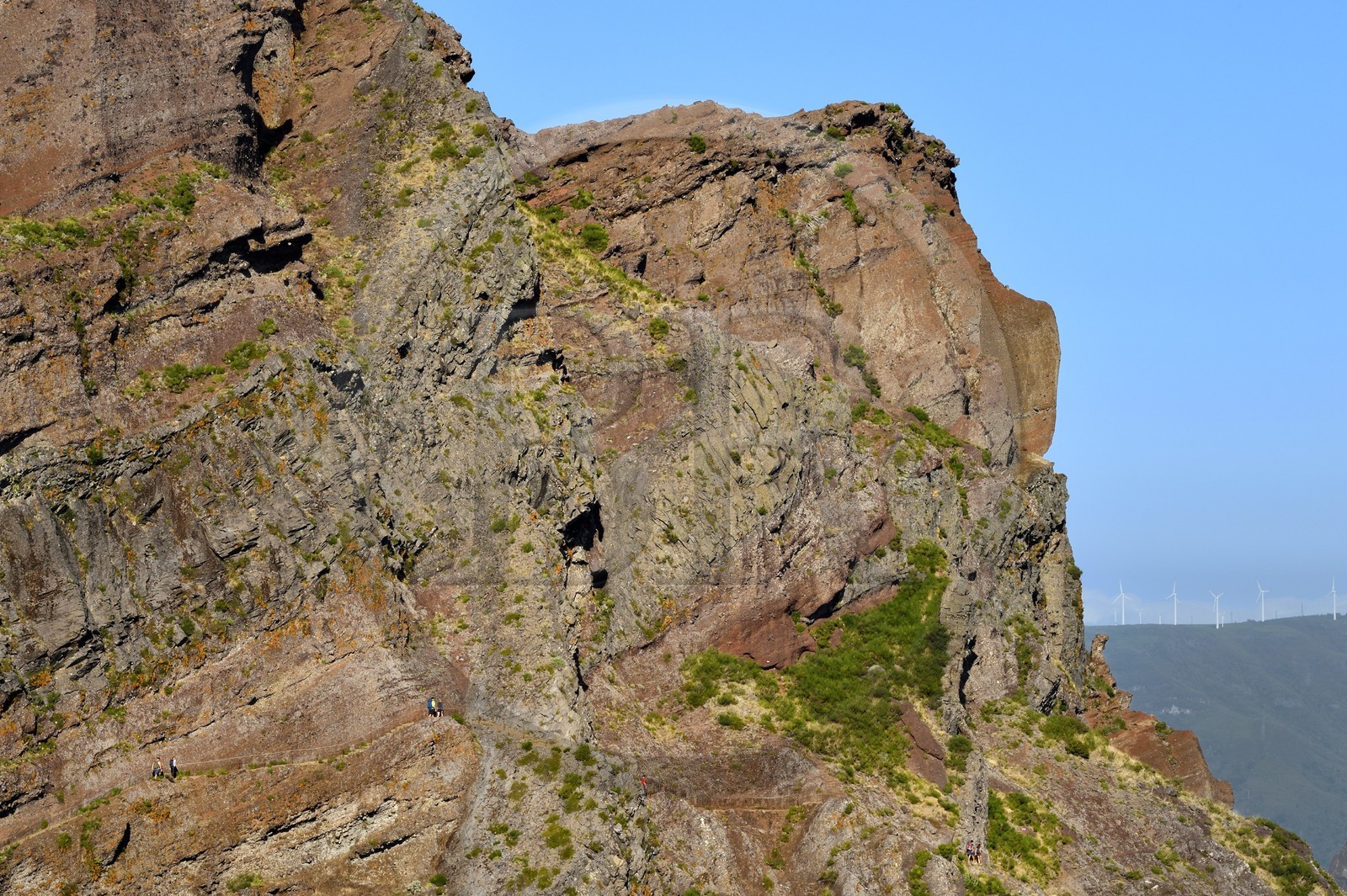 Portugal, Ile de Madère, randonneurs sur le sentier du Vereda do Areeiro entre les monts Pico Ruivo (1862m) et Pico Arieiro (1817m)