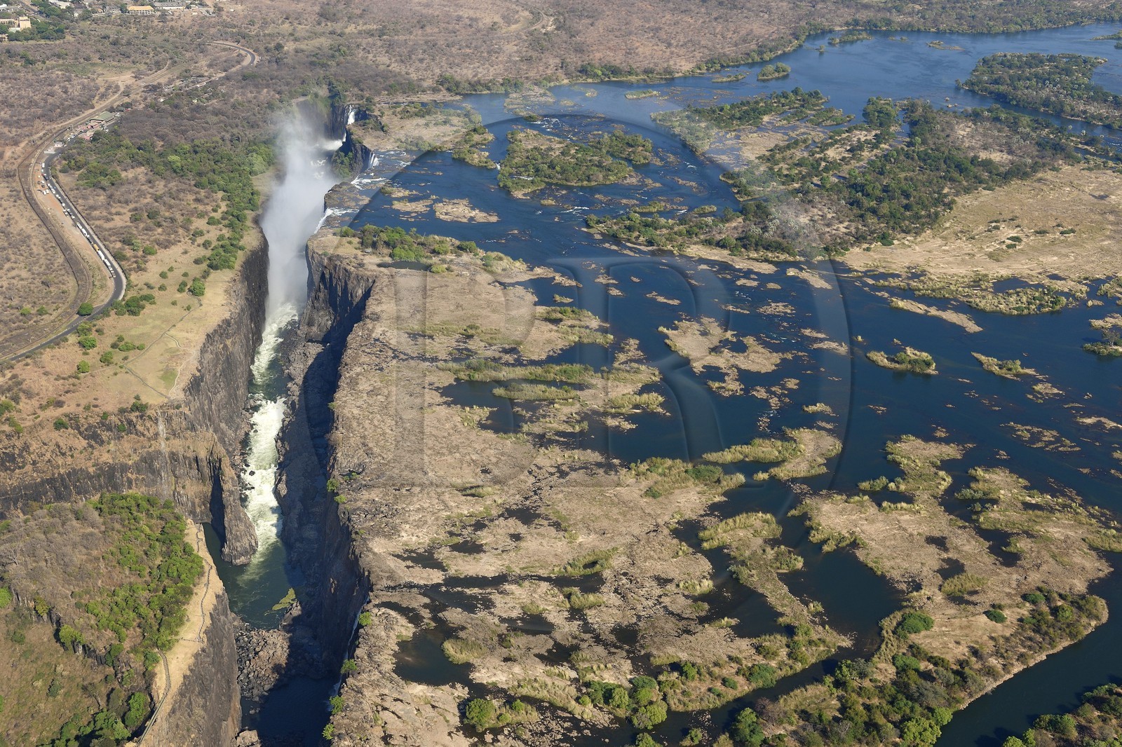Zimbabwe, province de Matabeleland septentrional, fleuve Zambèze, les Chutes Victoria, classées Patrimoine Mondial de l'UNESCO (vue aérienne)