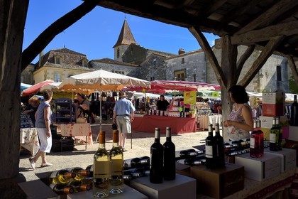 France, Dordogne (24), Périgord Pourpre, Monpazier, labellisé Les Plus Beaux Villages de France, la halle sur la place des Cornières au coeur du village