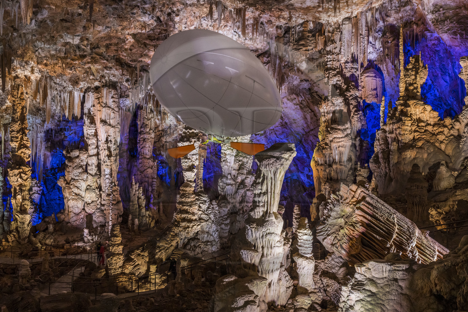 France, Gard (30), Méjannes-le-Clap, grotte de La Salamandre, découverte de la grotte en Aéroplume®, un ballon dirigeable individuel gonflé à l'hélium qui permet de s'envoler en battant des ailes