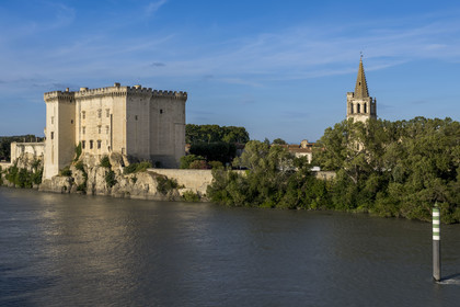 France, Bouches-du-Rhône (13), Tarascon, le chateau du roi René datant du XVe siècle en bordure du Rhone et la collégiale royale Sainte-Marthe érigée aux XIe et XIIe siècles