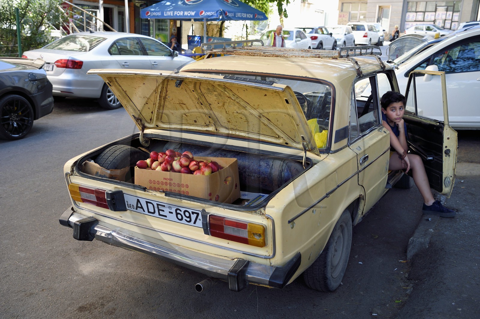Géorgie, Tbilissi, rue Merab Kostava, vendeur de pommes à la sauvette Géorgie, Tbilissi, rue Merab Kostava, vendeur de pommes à la sauvette