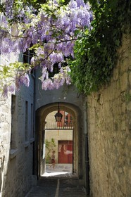 France, Gard, Uzes, passage between the Port Royal street and the medieval garden