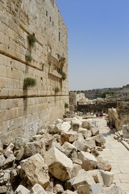 Israel, Jérusalem, ville sainte, vieille-ville classée Patrimoine Mondial de l'UNESCO, Le Mont du Temple au Centre Davidson, mur de soutènement ouest de l'esplanade du Temple construite par Hérode Ier le Grand, traces de l'arche de Davidson dans la rue d'Hérode