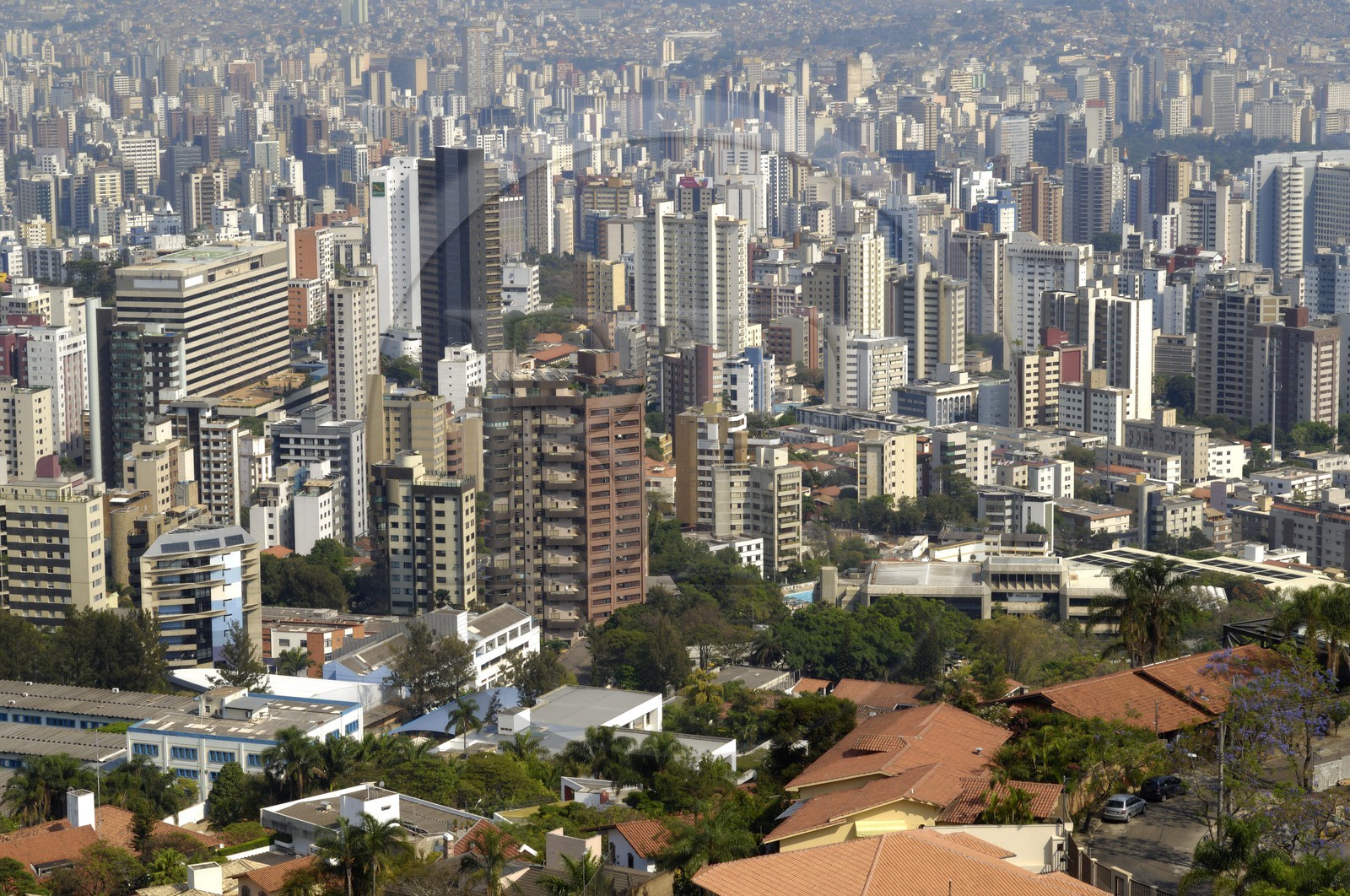 Brésil, Etat du Minas Gerais, Belo Horizonte,  les gratte-ciels depuis les hauteurs de Mangabeiras Brésil, Etat du Minas Gerais, Belo Horizonte,  les gratte-ciels depuis les hauteurs de Mangabeiras