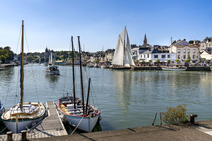 France, Loire-Atlantique (44), Pornic, le voilier Pen Duick arrivant dans le port sous voile, l'église Saint-Gilles et le château en arrière plan