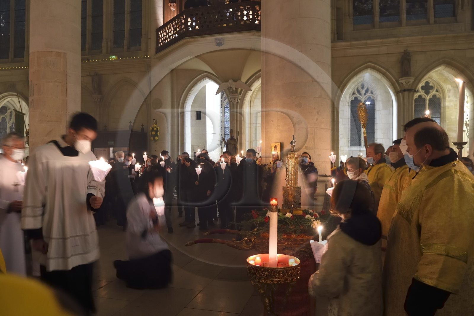 France, Meurthe-et-Moselle (54), Saint-Nicolas-de-Port, basilique de Saint Nicolas, procession aux flambeaux qui est fêtée depuis 1245 à l'occasion de la Saint-Nicolas, la relique du dextre bénissante de saint Nicolas (selon la tradition il s'agit de l'os d'une phalange de la main droite de l'évêque) qui est conservée dans un bras reliquaire de la fin du XIXème siècle en argent, or, émaux et diamants