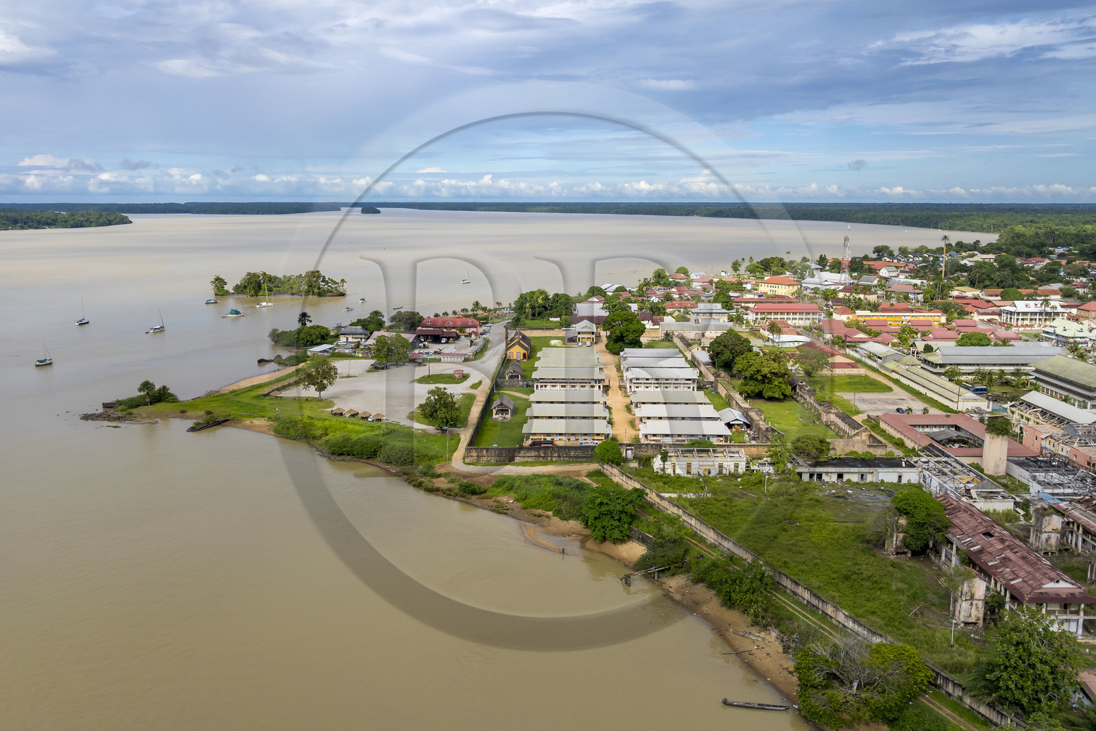 France, Guyane, Saint-Laurent-du-Maroni, bagne ou Camp de la Transportation, en bordure du fleuve Maroni (vue aérienne)