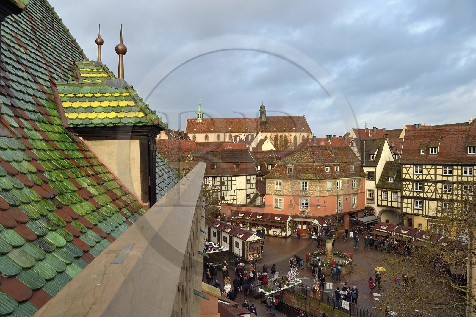 France, Haut-Rhin (68), Colmar, toit vernissé de l'Ancienne Douane (Koifhus) au dessus du marché de Noël place de l'Ancienne Douane