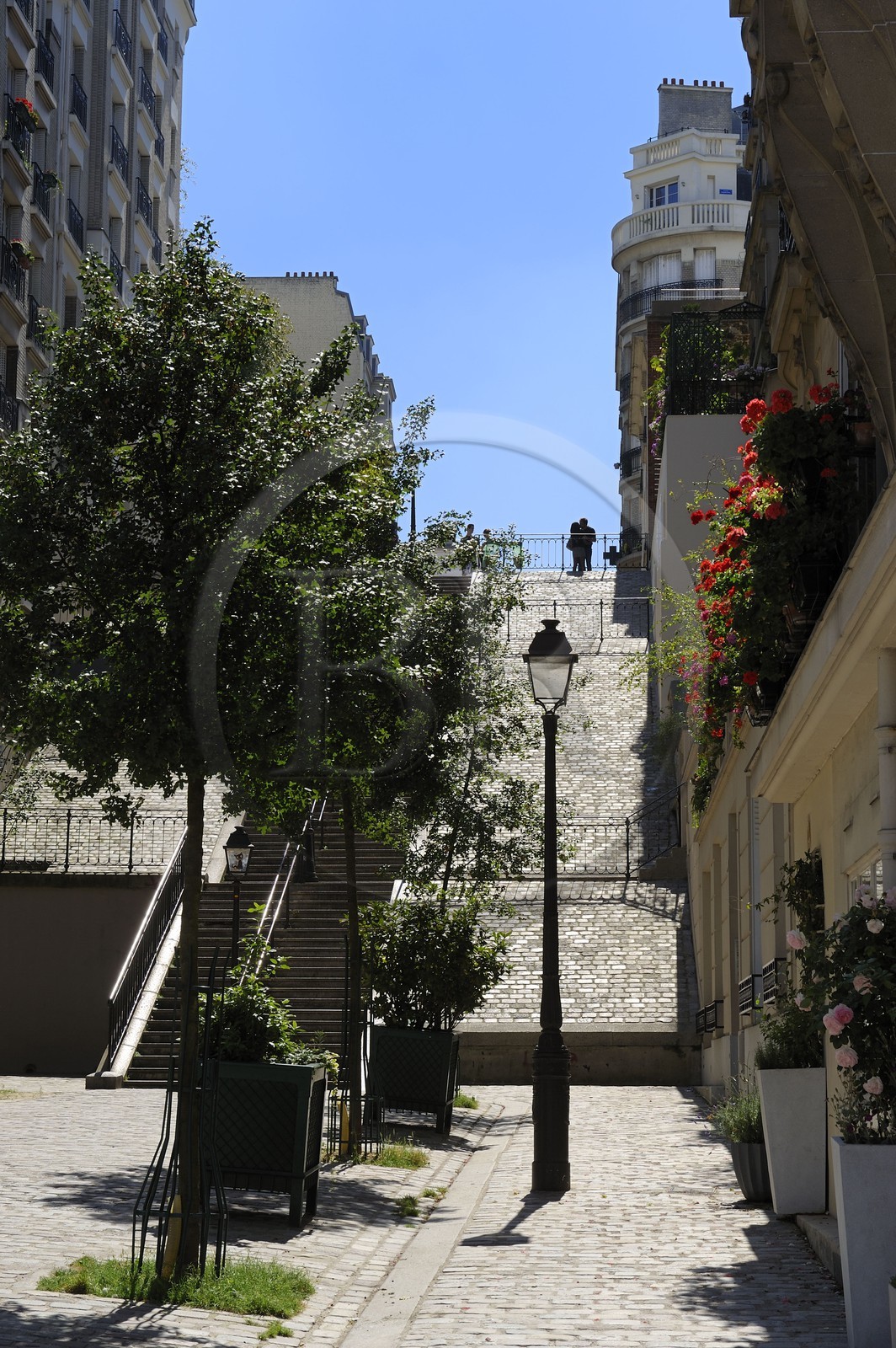 France, Paris (75), escaliers de la Butte Montmartre, couple d'amoureus au sommet de la rue du Mont Cenis
