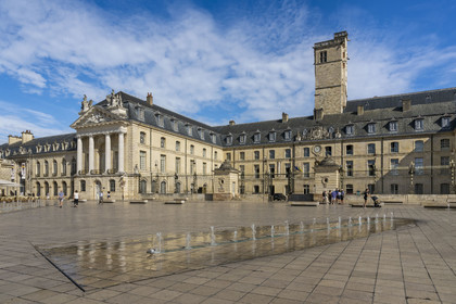 France, Côte-d'Or (21), Dijon, zone classée Patrimoine Mondial de l'UNESCO, palais des Ducs de Bourgogne sur la place de la Libération surmonté par la tour Philippe Le Bon