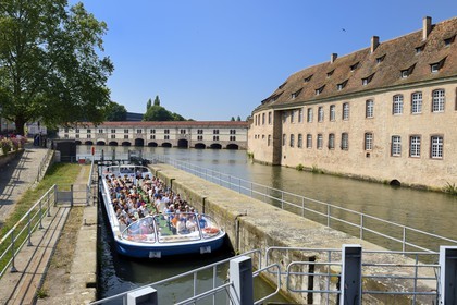 France, Bas Rhin (67), Strasbourg, vieille ville classée au Patrimoine Mondial de l'UNESCO, quartier de la Petite France, le barrage Vauban et l'ENA dans l'ancienne prison pour femmes à droite