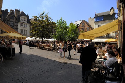 France, Indre et Loire (37), Tours, la place Plumereau et ses maisons à pan de bois du XVe siècle