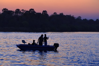 Zimbabwe, province de Matabeleland septentrional, Victoria Falls, pêcheurs sur le fleuve Zambèze en amont des chutes Victoria
