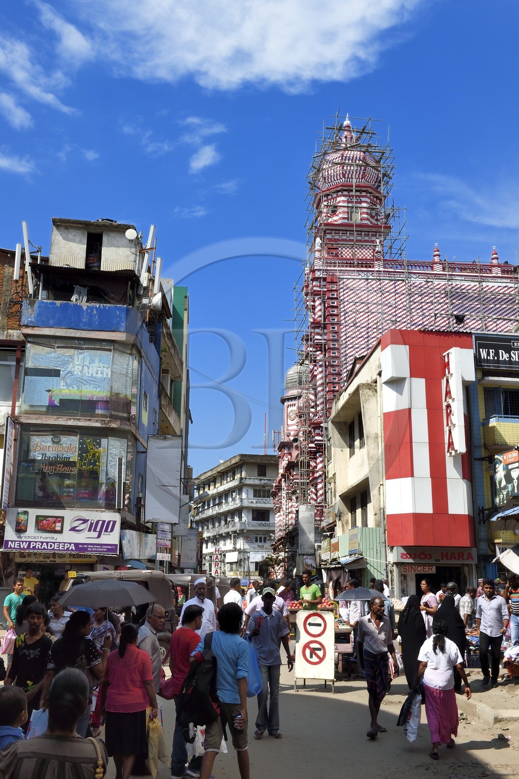 Sri Lanka, province de l'ouest, district de Colombo, Colombo, le bazar animé de Pettah dans 2nd Cross street et la mosquée rouge Jami Ul Alfar en arrière plan
