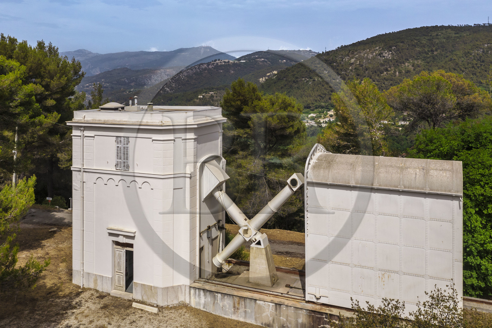 France, Alpes-Maritimes (06), Nice, le Mont Gros, l'observatoire conçu par l'architecte Charles Garnier, l'Equatorial Coude qui comporte un toit coulissant (vue aérienne)