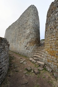 Zimbabwe, province de Masvingo, les ruines du site archéologique du Grand Zimbabwe, classé Patrimoine Mondial de l'UNESCO, Xème au XVème siècle, porte nord-est du mur extérieur du Grand Enclos