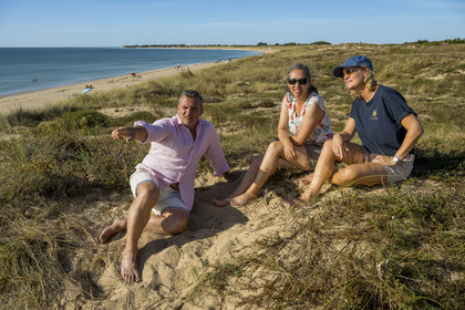 France, Charente Maritime, Oleron island, Saint Georges d'Oléron, Chaucre beach, agronomist Ethel Gauthier in the center with Anne-Cécile and Christophe Amigorena, the creators of Melifera Gin