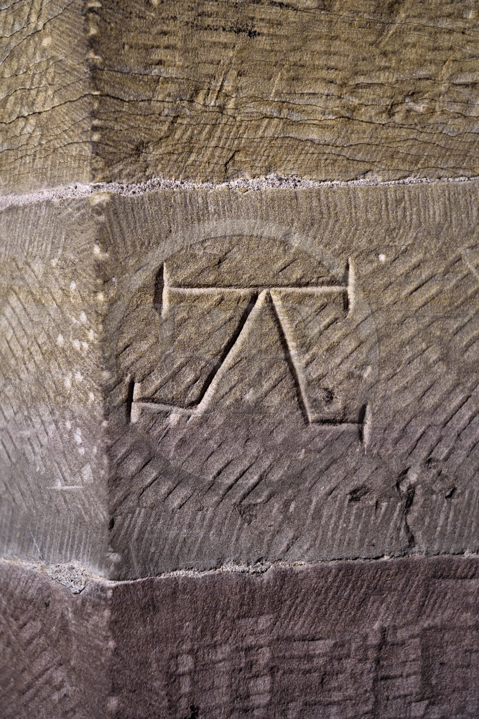 France, Bas-Rhin (67), Strasbourg, vieille ville classée au Patrimoine Mondial de l'UNESCO, la cathédrale Notre-Dame, facade orientale, signe lapidaire (marque de tacheron)