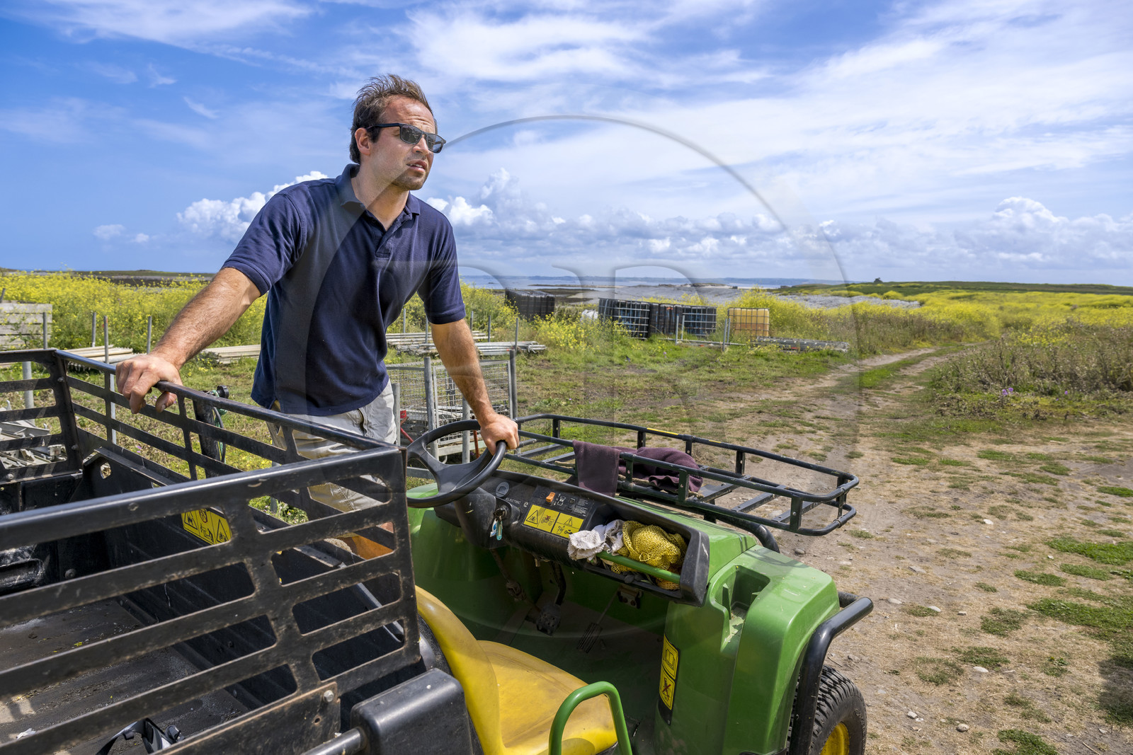France, Finistère (29), Mer d'Iroise, archipel de Molène, Ile de Quéménès, ferme de Quéménès bio et autonome en énergie, l'agriculteur Etienne Menguy