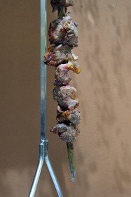 Portugal, Ile de Madère, Curral das Freiras, brochette de bœuf mis sur un bâton de laurier et cuite au feu de bois