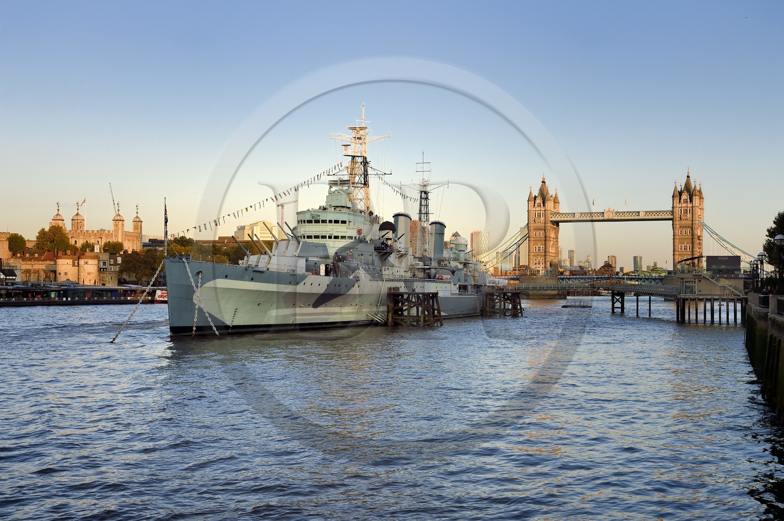 Royaume-Uni, Londres, le navire de guerre HMS Belfast en bordure du quartier de Southwark et le Tower Bridge, pont basculant franchissant la Tamise