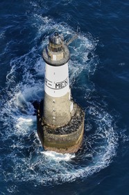 France, Finistère (29), Mer d'Iroise, parc naturel régional d'Armorique, Ile de Sein, Chaussée de Sein, phare d'Ar-Men (vue aérienne)